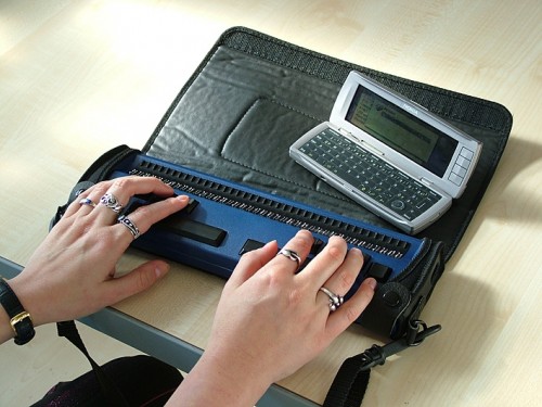 Egy Nokia kommunikator (pda) bluetooth-on keresztül kapcsolódik egy braille író-olvasóhoz. Mindez egy zsebben is elfér.